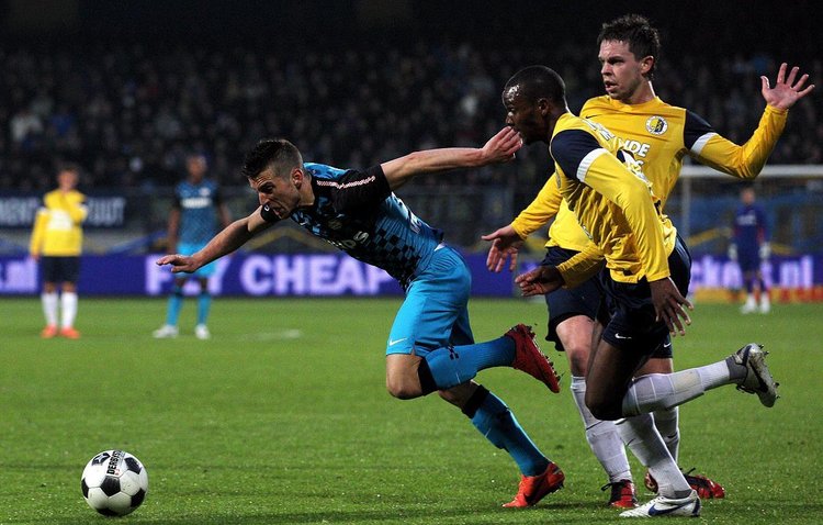 次将目光锁 次将目光锁